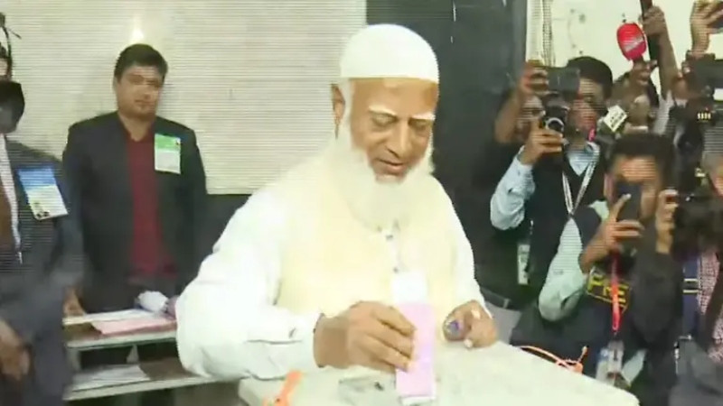 ঢাকায় ভোট দিলেন জামায়াতে ইসলামী আমির ডা. শফিকুর রহমান ঢাকায় ভোট দিলেন জামায়াতে ইসলামী আমির ডা. শফিকুর রহমান
