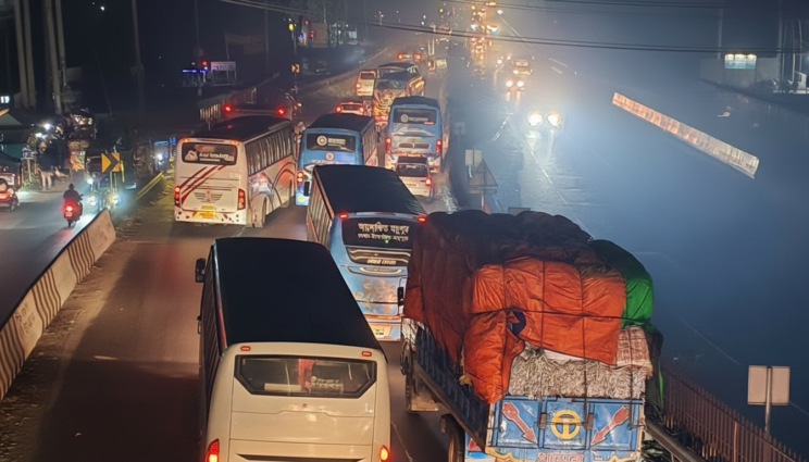 নির্বাচনের ছুটিতে ঘরমুখো মানুষের ঢল, মহাসড়কে ১০ কিলোমিটার যানজট নির্বাচনের ছুটিতে ঘরমুখো মানুষের ঢল, মহাসড়কে ১০ কিলোমিটার যানজট
