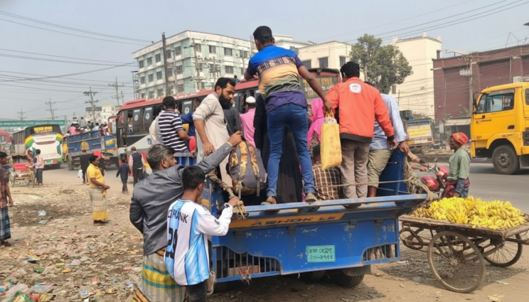 নির্বাচনের ছুটিতে বাড়ি ফেরার ঢল, টঙ্গীতে পরিবহন সংকটে যাত্রীদের ভোগান্তি নির্বাচনের ছুটিতে বাড়ি ফেরার ঢল, টঙ্গীতে পরিবহন সংকটে যাত্রীদের ভোগান্তি