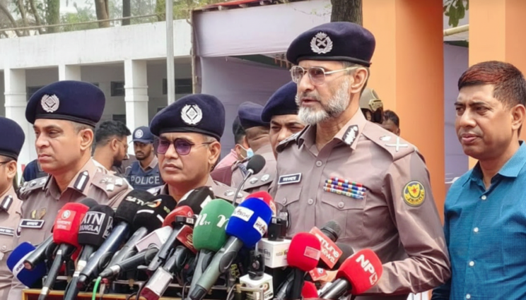 বইমেলায় মবের আশঙ্কা নেই, ৩০০ সিসি ক্যামেরায় বিশেষ নিরাপত্তা: ডিএমপি বইমেলায় মবের আশঙ্কা নেই, ৩০০ সিসি ক্যামেরায় বিশেষ নিরাপত্তা: ডিএমপি