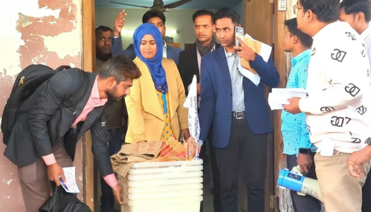 বাগেরহাটের মোংলায় কড়া নিরাপত্তায় কেন্দ্রে কেন্দ্রে যাচ্ছে ভোটের সরঞ্জাম বাগেরহাটের মোংলায় কড়া নিরাপত্তায় কেন্দ্রে কেন্দ্রে যাচ্ছে ভোটের সরঞ্জাম