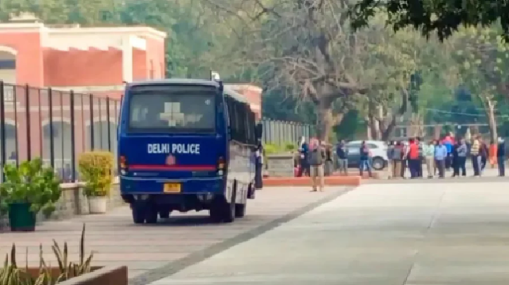 ভারতীয় পার্লামেন্টসহ রাজধানীর বহু স্কুল উড়িয়ে দেওয়ার হুমকি ভারতীয় পার্লামেন্টসহ রাজধানীর বহু স্কুল উড়িয়ে দেওয়ার হুমকি
