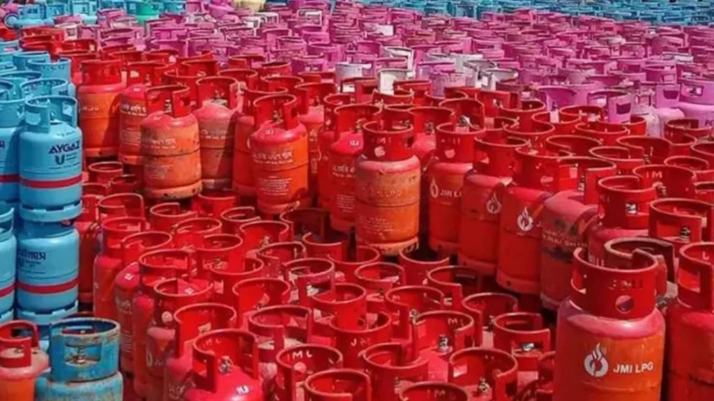 ভোক্তা পর্যায়ে স্বস্তি দিতে এলপি গ্যাসের ভ্যাট কমাল সরকার