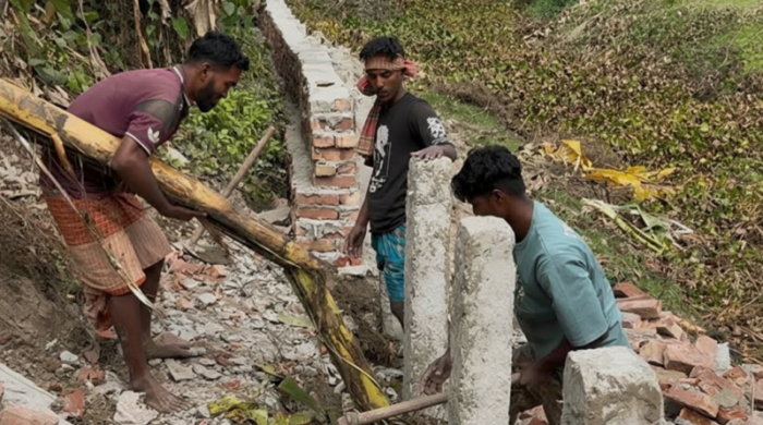 মাদারীপুরে সড়কের গাইডওয়ালে ইটের নিচে কলাগাছ, ক্ষুব্ধ এলাকাবাসী
