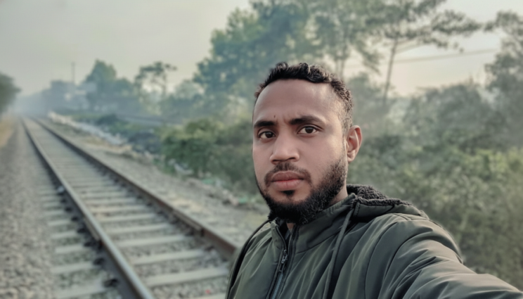 সেলফি তুলে ফেসবুকে পোস্টের পরেই ট্রেনে কাটা পড়ে যুবকের মৃত্যু সেলফি তুলে ফেসবুকে পোস্টের পরেই ট্রেনে কাটা পড়ে যুবকের মৃত্যু