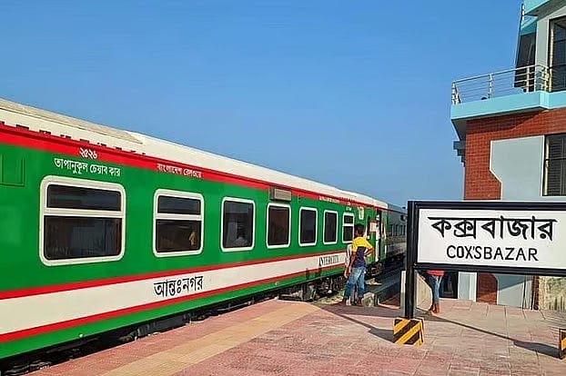 চকরিয়ায় ট্রেনে পাথর নিক্ষেপে কর্মচারী রক্তাক্ত, ট্রেন থামিয়ে নেওয়া হলো হাসপাতালে চকরিয়ায় ট্রেনে পাথর নিক্ষেপে কর্মচারী রক্তাক্ত, ট্রেন থামিয়ে নেওয়া হলো হাসপাতালে