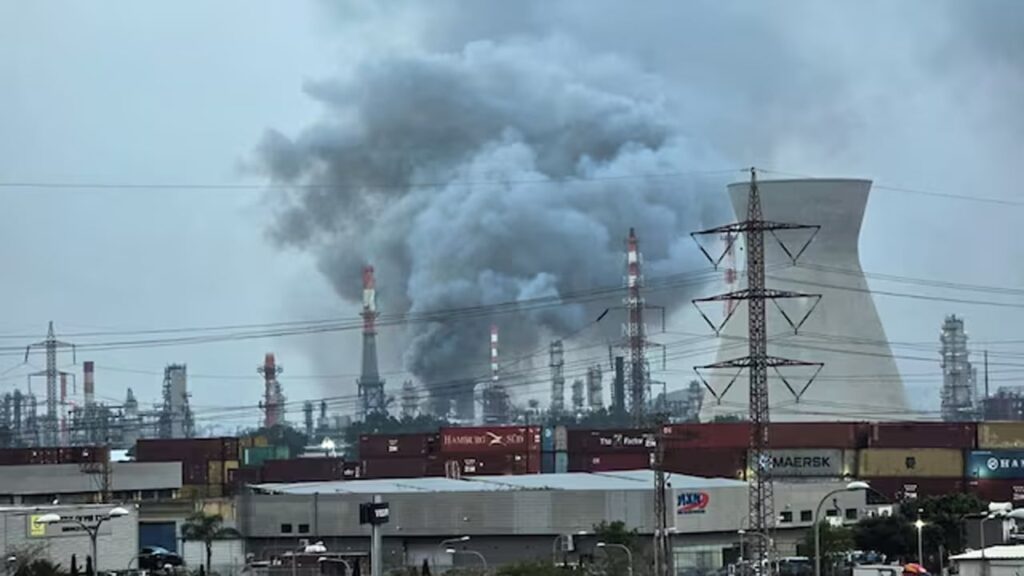 ইসরায়েলের হাইফায় তেল শোধনাগারে ইরানের মিসাইল হামলা, ব্যাপক অগ্নিকাণ্ড
