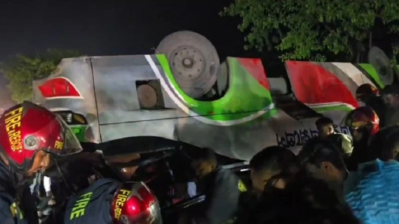 কুমিল্লায় নিয়ন্ত্রণ হারিয়ে বাস উল্টে আহত ১০, মহাসড়কে তীব্র যানজট কুমিল্লায় নিয়ন্ত্রণ হারিয়ে বাস উল্টে আহত ১০, মহাসড়কে তীব্র যানজট