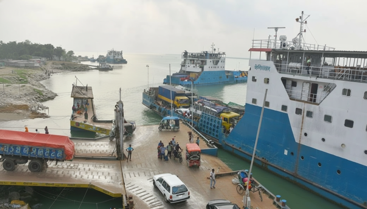 ঘন কুয়াশায় ৩ ঘণ্টা বন্ধের পর দৌলতদিয়া-পাটুরিয়া রুটে ফেরি চলাচল স্বাভাবিক ঘন কুয়াশায় ৩ ঘণ্টা বন্ধের পর দৌলতদিয়া-পাটুরিয়া রুটে ফেরি চলাচল স্বাভাবিক