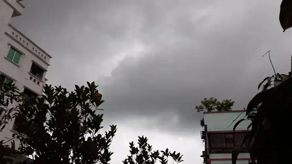 ঢাকা ও এর আশপাশে বজ্রসহ বৃষ্টির পূর্বাভাস, কমতে পারে তাপমাত্রা