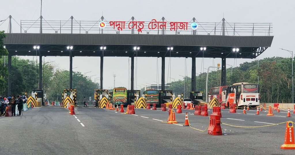 পদ্মা সেতুতে ঈদযাত্রীদের ভিড়, টোল আদায় ছাড়াল ৬ কোটি টাকা পদ্মা সেতুতে ঈদযাত্রীদের ভিড়, টোল আদায় ছাড়াল ৬ কোটি টাকা