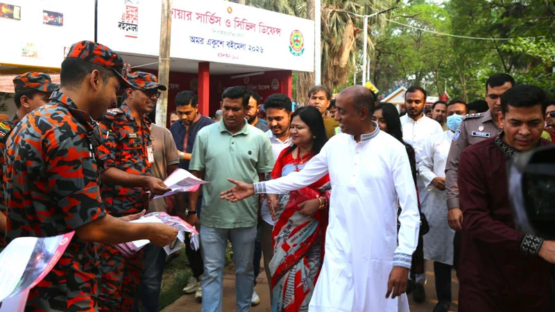 বইমেলায় ফায়ার সার্ভিসের অগ্নিকাণ্ড প্রতিরোধক লিফলেট বিতরণ বইমেলায় ফায়ার সার্ভিসের অগ্নিকাণ্ড প্রতিরোধক লিফলেট বিতরণ