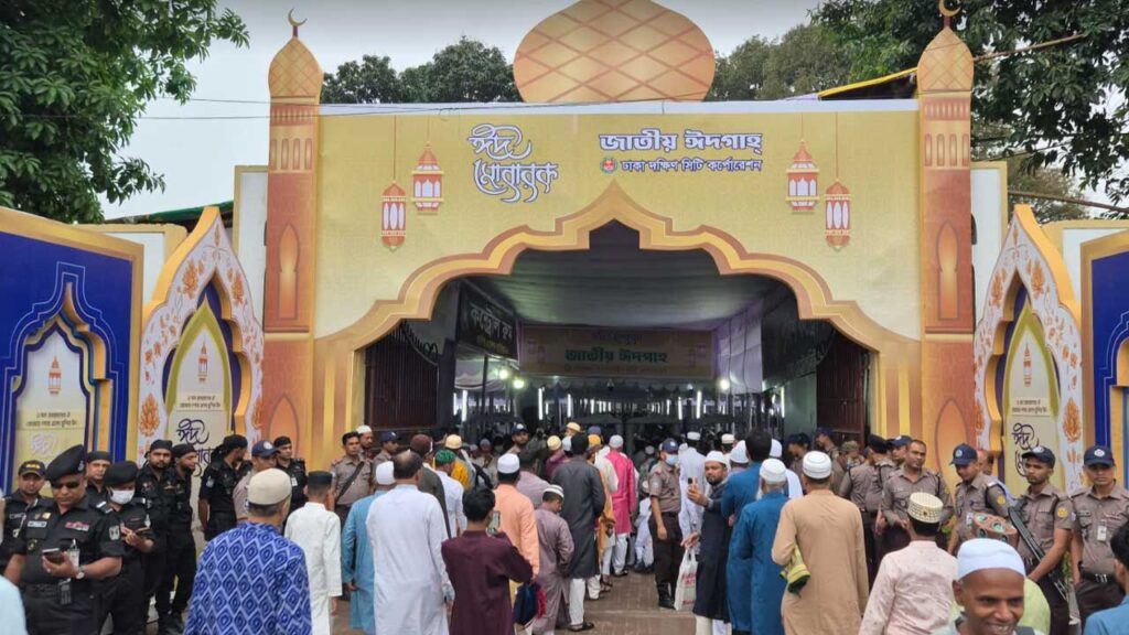 বায়তুল মোকাররমে ঈদুল ফিতরের প্রথম জামাত অনুষ্ঠিত, মুসল্লিদের ঢল বায়তুল মোকাররমে ঈদুল ফিতরের প্রথম জামাত অনুষ্ঠিত, মুসল্লিদের ঢল