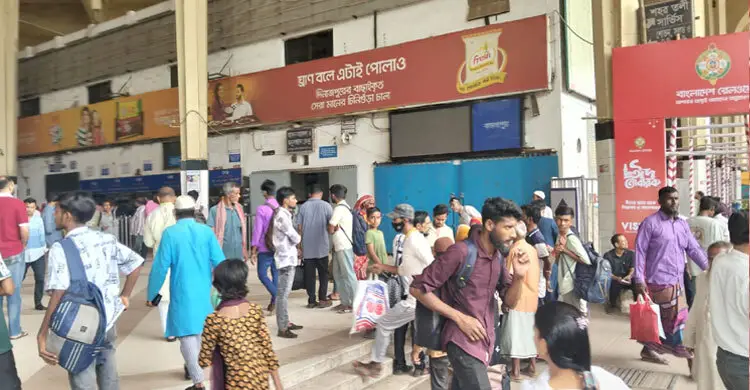 ভোগান্তি এড়াতে আগেই বাড়ি ফিরছেন ঘরমুখো মানুষ, কমলাপুরে ভিড় ভোগান্তি এড়াতে আগেই বাড়ি ফিরছেন ঘরমুখো মানুষ, কমলাপুরে ভিড়