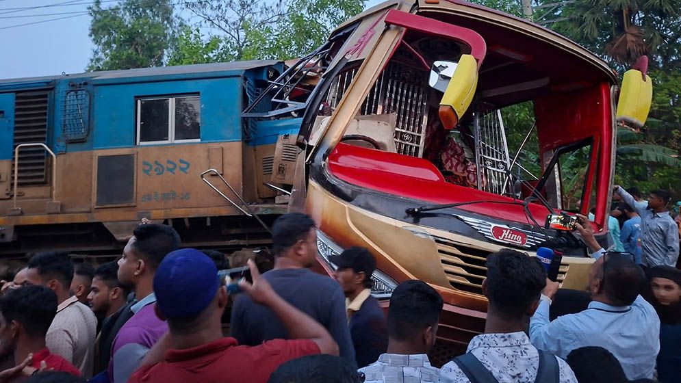 সারাদেশে একদিনে সড়ক ও ট্রেন দুর্ঘটনায় ঝরল ২৪ প্রাণ সারাদেশে একদিনে সড়ক ও ট্রেন দুর্ঘটনায় ঝরল ২৪ প্রাণ