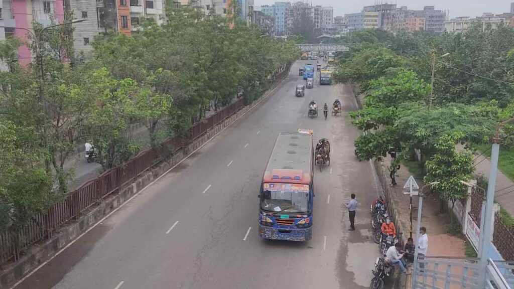 ঈদুল আজহার টানা ছুটিতে ফাঁকা রাজধানী ঢাকা, সড়কে ফিরেছে স্বস্তি ঈদুল আজহার টানা ছুটিতে ফাঁকা রাজধানী ঢাকা, সড়কে ফিরেছে স্বস্তি