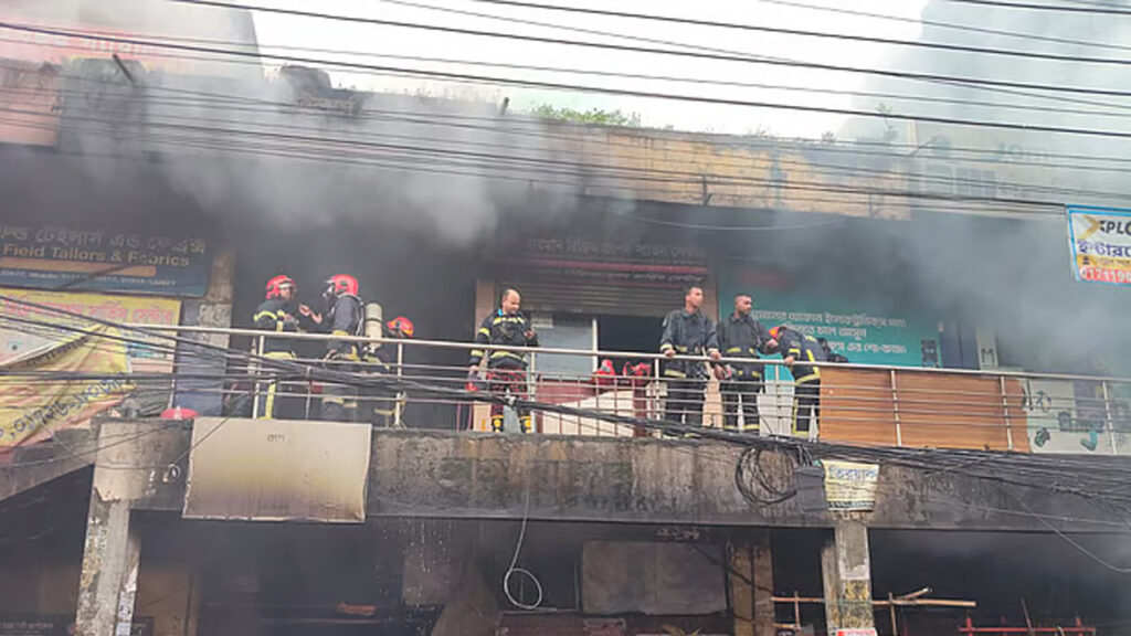 কলমিলতা বাজারে ভয়াবহ আগুন, নিয়ন্ত্রণে ফায়ার সার্ভিসের ১০টি ইউনিট কলমিলতা বাজারে ভয়াবহ আগুন, নিয়ন্ত্রণে ফায়ার সার্ভিসের ১০টি ইউনিট