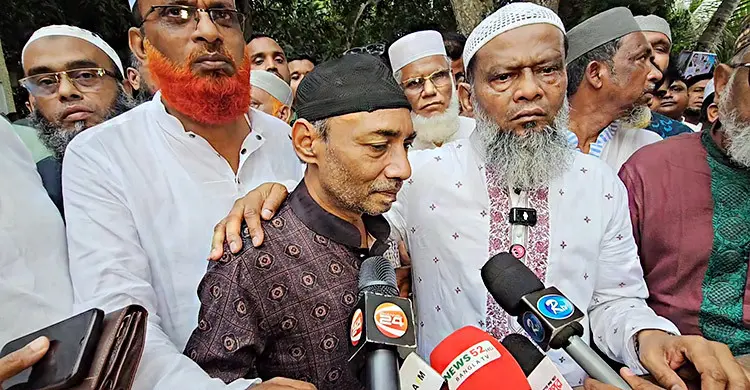 প্রধানমন্ত্রীর আশ্বাসে মেয়ে হত্যার বিচার নিয়ে আশাবাদী বাবা হান্নান মোল্লা প্রধানমন্ত্রীর আশ্বাসে মেয়ে হত্যার বিচার নিয়ে আশাবাদী বাবা হান্নান মোল্লা