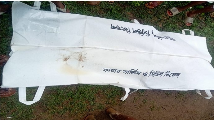 মাদারীপুরে মধ্যরাতে শিশুসহ একই পরিবারের ৩ জনের মরদেহ উদ্ধার মাদারীপুরে মধ্যরাতে শিশুসহ একই পরিবারের ৩ জনের মরদেহ উদ্ধার