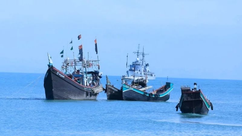 বাংলাদেশি ট্রলারসহ ৫ রোহিঙ্গা জেলেকে ধরে নিয়ে গেল আরাকান আর্মি বাংলাদেশি ট্রলারসহ ৫ রোহিঙ্গা জেলেকে ধরে নিয়ে গেল আরাকান আর্মি