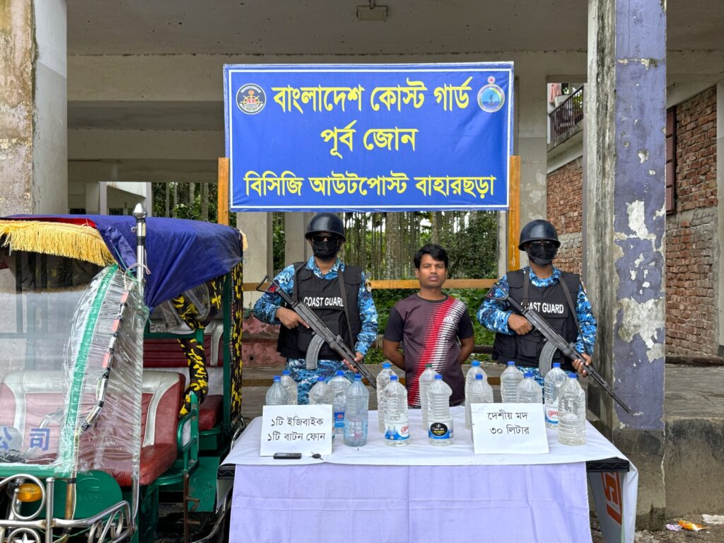 টেকনাফে ইজিবাইকে তল্লাশি চালিয়ে ৩০ লিটার দেশীয় মদসহ আটক ১