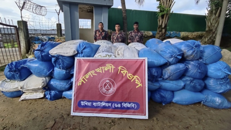 উখিয়ার আনজুমানপাড়ায় ঘরে ঘরে সার মজুত, জব্দ ৯০ বস্তা উখিয়ার আনজুমানপাড়ায় ঘরে ঘরে সার মজুত, জব্দ ৯০ বস্তা