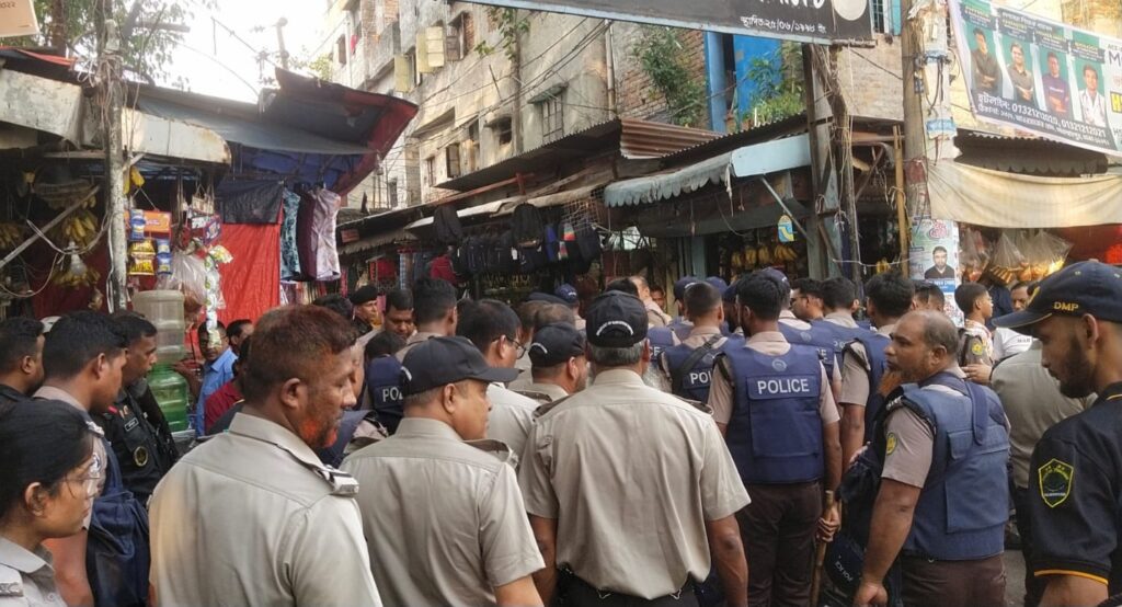 জেনেভা ক্যাম্পে ত্রিমুখী সাঁড়াশি অভিযান! র‍্যাব-পুলিশ ও ডিএনসির সাথে মাঠে নামল ডগ স্কোয়াডও