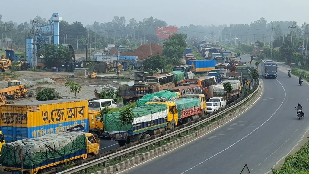 ঢাকা টাঙ্গাইল মহাসড়কে ১৮ কিলোমিটার যানজট: চরম ভোগান্তিতে যাত্রীরা