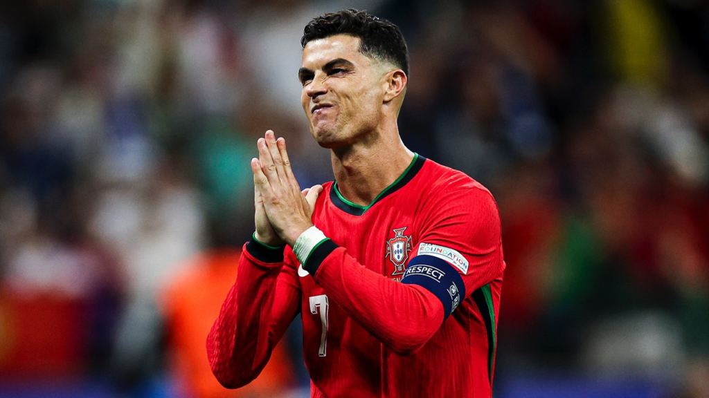 ৪১ বছর বয়সেও মাঠ মাতাচ্ছেন রোনালদো, এক হাজার গোলের লক্ষ্যে অবিচল ৪১ বছর বয়সেও মাঠ মাতাচ্ছেন রোনালদো, এক হাজার গোলের লক্ষ্যে অবিচল