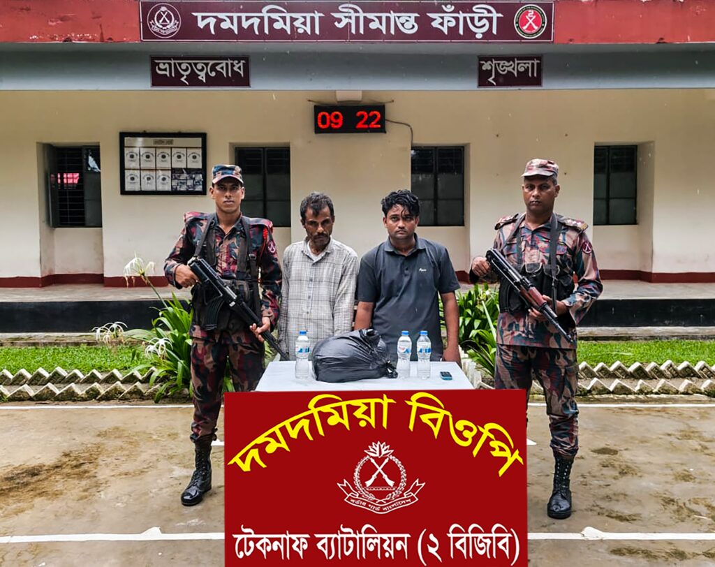 টেকনাফে দমদমিয়া চেকপোস্টে বাসে তল্লাশি চালিয়ে ৮ লিটার চোলাই মদসহ আটক ২