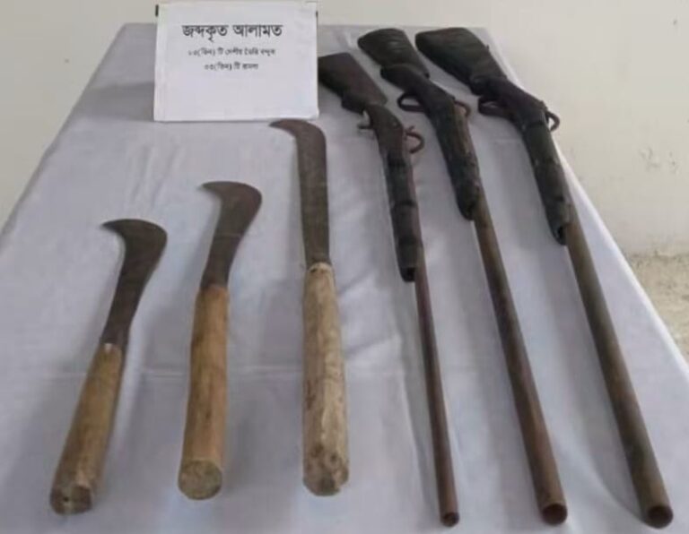 রামুতে র‌্যাবের অভিযানে ডাকাত চক্রের অস্ত্রের গোপন আস্তানা উন্মোচন, উদ্ধার ৩ বন্দুক ও ৩ ধারালো অস্ত্র