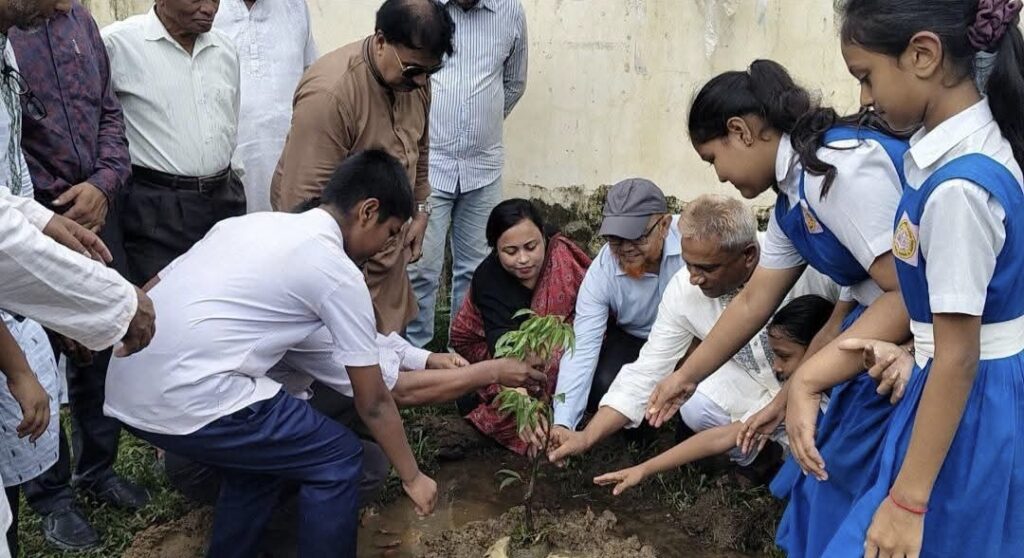 উখিয়ায় উপজেলা প্রশাসন ও প্রাথমিক শিক্ষা অফিসের যৌথ উদ্যোগে বৃক্ষরোপণ কর্মসূচি