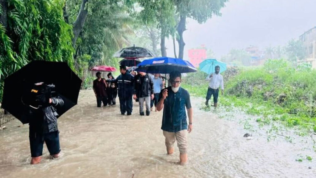 চট্টগ্রাম-কক্সবাজার ট্রেন চলাচল সাময়িক বন্ধ, পরিদর্শন করেছেন  রেলপথ প্রতিমন্ত্রী
