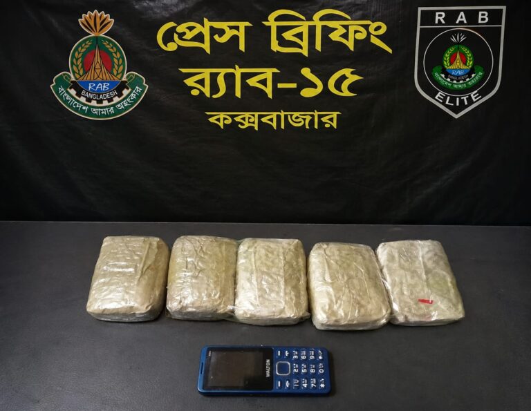 রামুতে র‌্যাবের হাতে নারী  মাদক কারবারি আটক, মিললো ১০ হাজার ইয়াবা