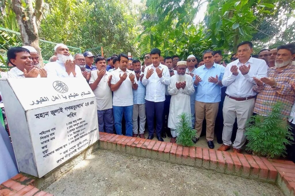 আবু সাঈদের কবর জিয়ারত করে পরিবারের সঙ্গে দেখা করলেন মীর শাহে আলম আবু সাঈদের কবর জিয়ারত করে পরিবারের সঙ্গে দেখা করলেন মীর শাহে আলম
