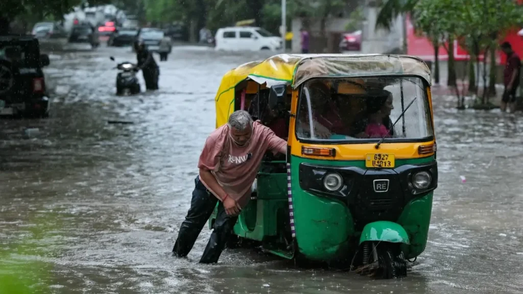 টানা বর্ষণে লন্ডভন্ড উত্তর প্রদেশ: ধস ও আকস্মিক বন্যায় ৫৬ জনের মর্মান্তিক মৃত্যু