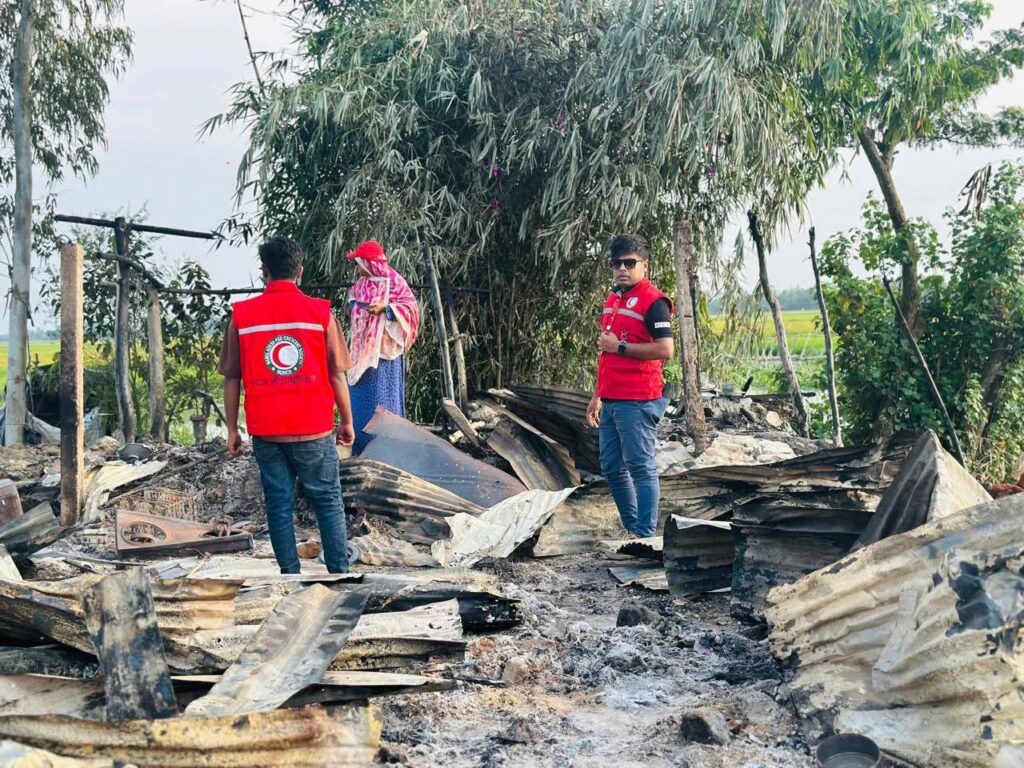 মাতামুহুরির কোনাখালীতে অগ্নিকাণ্ডে দিনমজুর পরিবারের বসতবাড়ি পুড়ে ছাই, রেড ক্রিসেন্ট সোসাইটির মানবিক সহায়তা মাতামুহুরির কোনাখালীতে অগ্নিকাণ্ডে দিনমজুর পরিবারের বসতবাড়ি পুড়ে ছাই, রেড ক্রিসেন্ট সোসাইটির মানবিক সহায়তা
