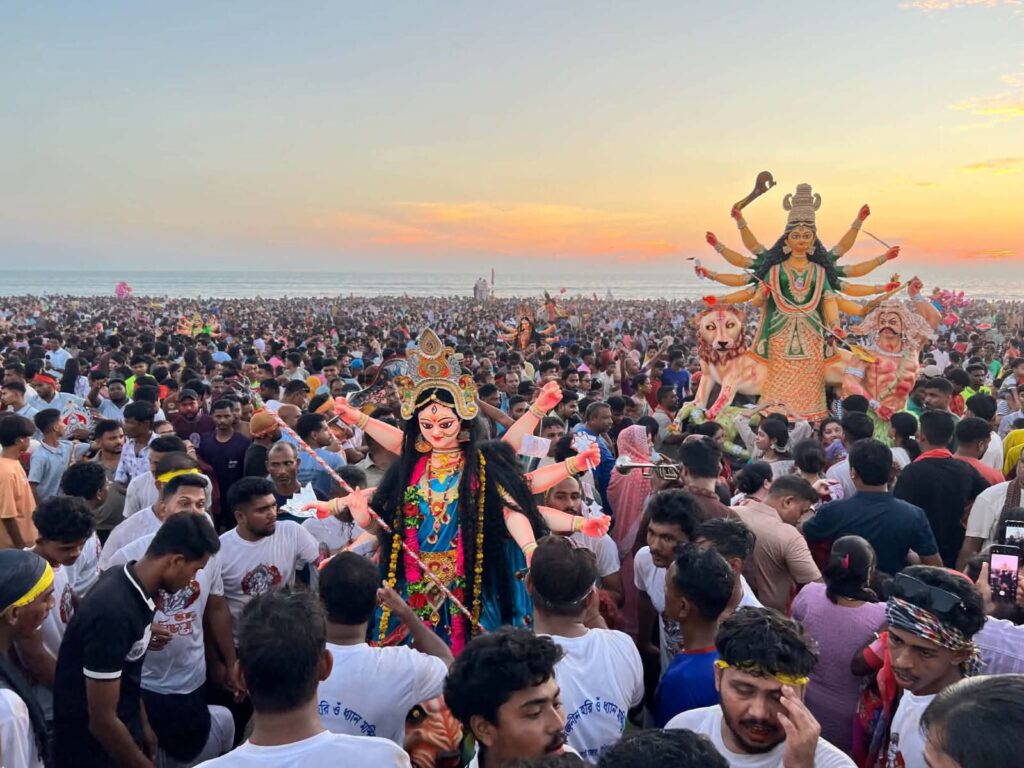 ঢাকের বাদ্য, সিঁদুরখেলা আর অশ্রুসজল বিদায়—সাগরে বিসর্জিত দেবী দুর্গা