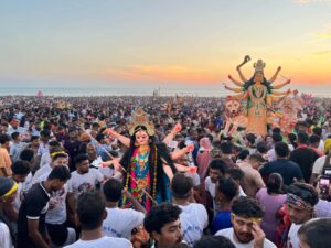 ঢাকের বাদ্য, সিঁদুরখেলা আর অশ্রুসজল বিদায়—সাগরে বিসর্জিত দেবী দুর্গা