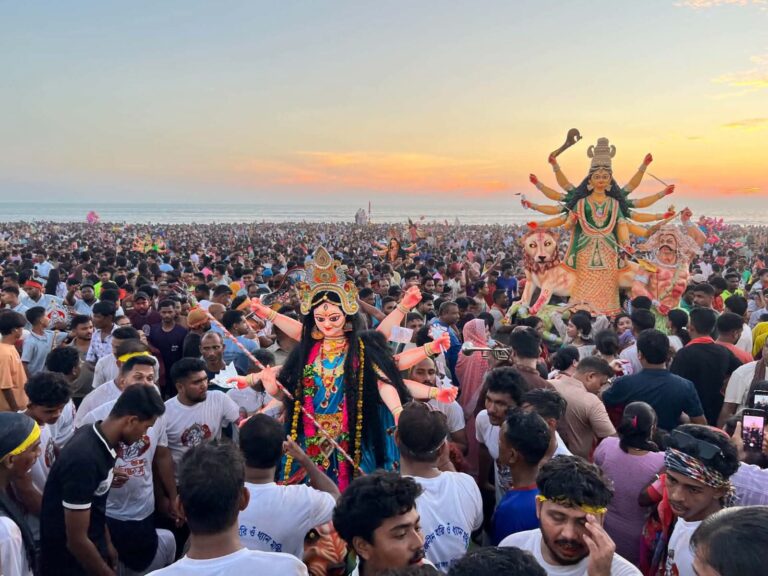 ঢাকের বাদ্য, সিঁদুরখেলা আর অশ্রুসজল বিদায়—সাগরে বিসর্জিত দেবী দুর্গা