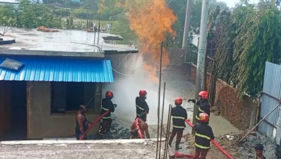 ইনানীতে ভূগর্ভস্থ গ্যাসে আগুন, ১৪ ঘণ্টা ধরে জ্বলছে; ঘটনাস্থলে বাপেক্সের বিশেষজ্ঞ দল ইনানীতে ভূগর্ভস্থ গ্যাসে আগুন, ১৪ ঘণ্টা ধরে জ্বলছে; ঘটনাস্থলে বাপেক্সের বিশেষজ্ঞ দল