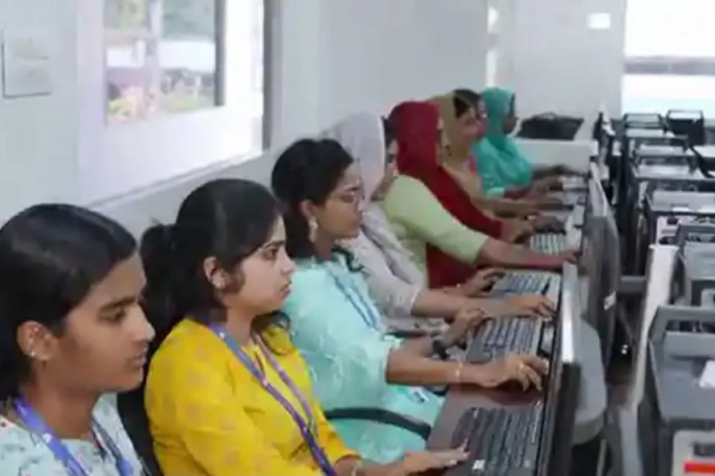 এআই বিপ্লবে বদলে যাচ্ছে গ্রামীণ জীবন: ভারতের নারীদের আয়ের নতুন দিগন্ত এআই বিপ্লবে বদলে যাচ্ছে গ্রামীণ জীবন: ভারতের নারীদের আয়ের নতুন দিগন্ত