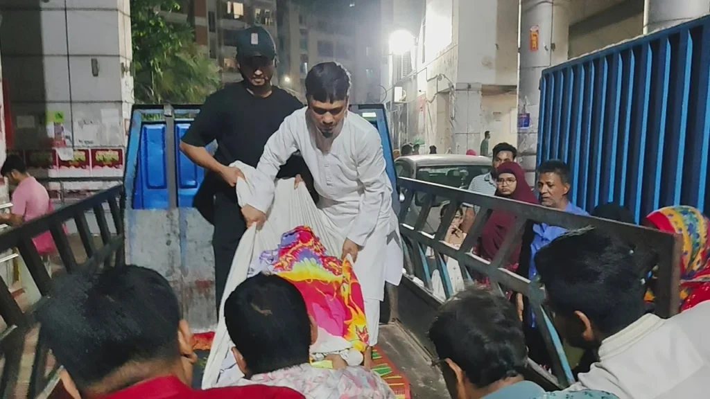 ঢাকা মেডিকেলে অ্যাম্বুলেন্স মালিকদের ধর্মঘট: লাশ নিতে ৩ ঘণ্টা অপেক্ষা, দিশেহারা সংকটাপন্ন রোগীরা