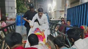 ঢাকা মেডিকেলে অ্যাম্বুলেন্স মালিকদের ধর্মঘট: লাশ নিতে ৩ ঘণ্টা অপেক্ষা, দিশেহারা সংকটাপন্ন রোগীরা