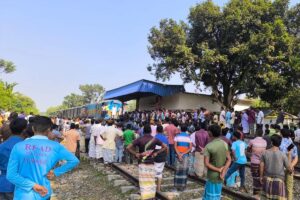 দারোয়ানী স্টেশনে যাত্রাবিরতির দাবিতে অবরোধ, পাঁচ ঘণ্টা পর ট্রেন চলাচল স্বাভাবিক