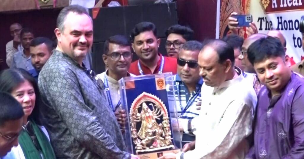 বাংলাদেশে প্রথম দুর্গাপূজায় আমি মুগ্ধ: মার্কিন রাষ্ট্রদূত ক্রিস্টেনসেন বাংলাদেশে প্রথম দুর্গাপূজায় আমি মুগ্ধ: মার্কিন রাষ্ট্রদূত ক্রিস্টেনসেন