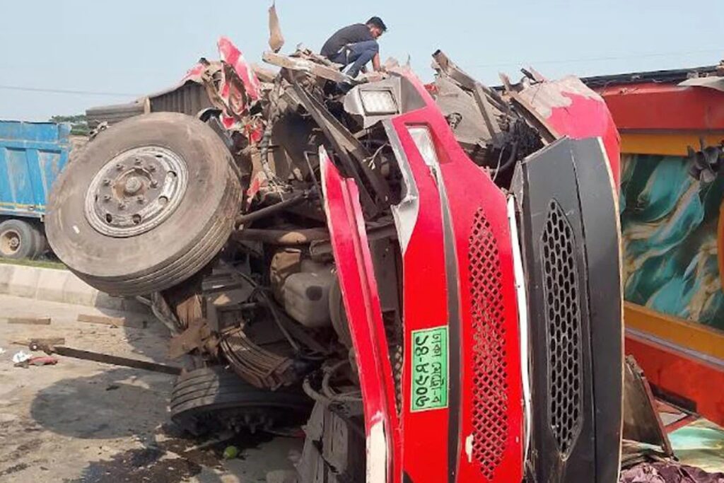 ব্রাহ্মণবাড়িয়ায় বাস-ট্রাকের মুখোমুখি সংঘর্ষে নিহত ২, আহত অন্তত ১৫